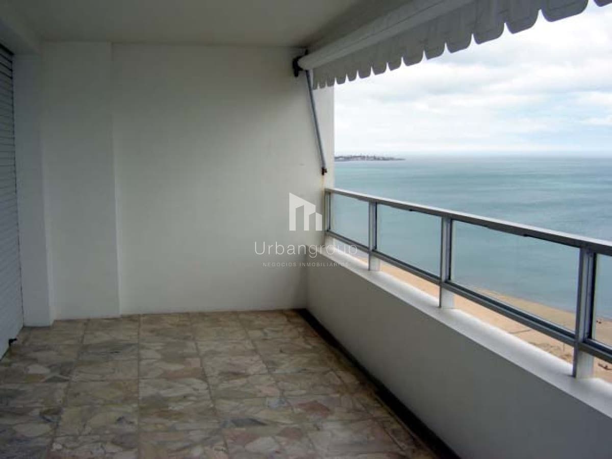 Apartamento en Venta, 2 Dormitorios, sobre playa mansa