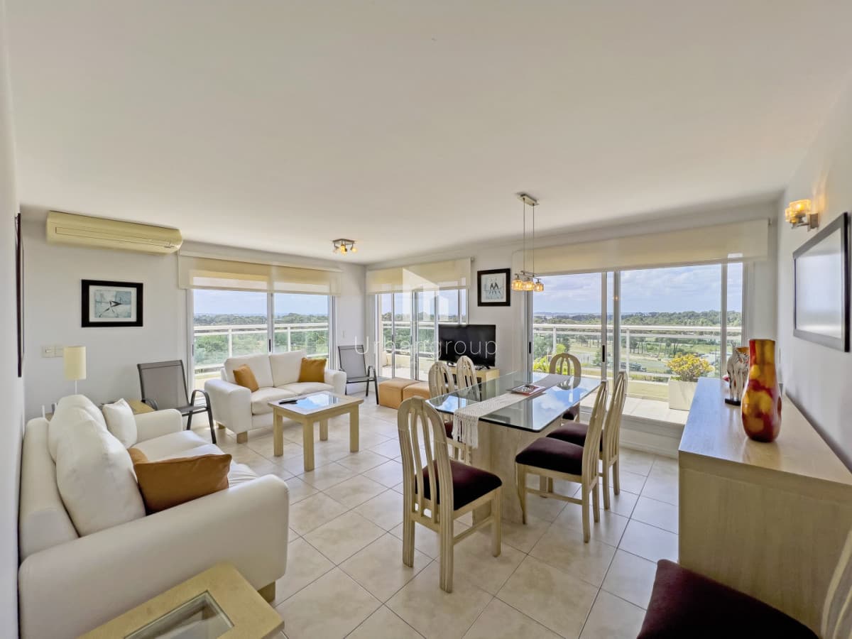 Apartamento en venta de tres dormitorios y servicio.