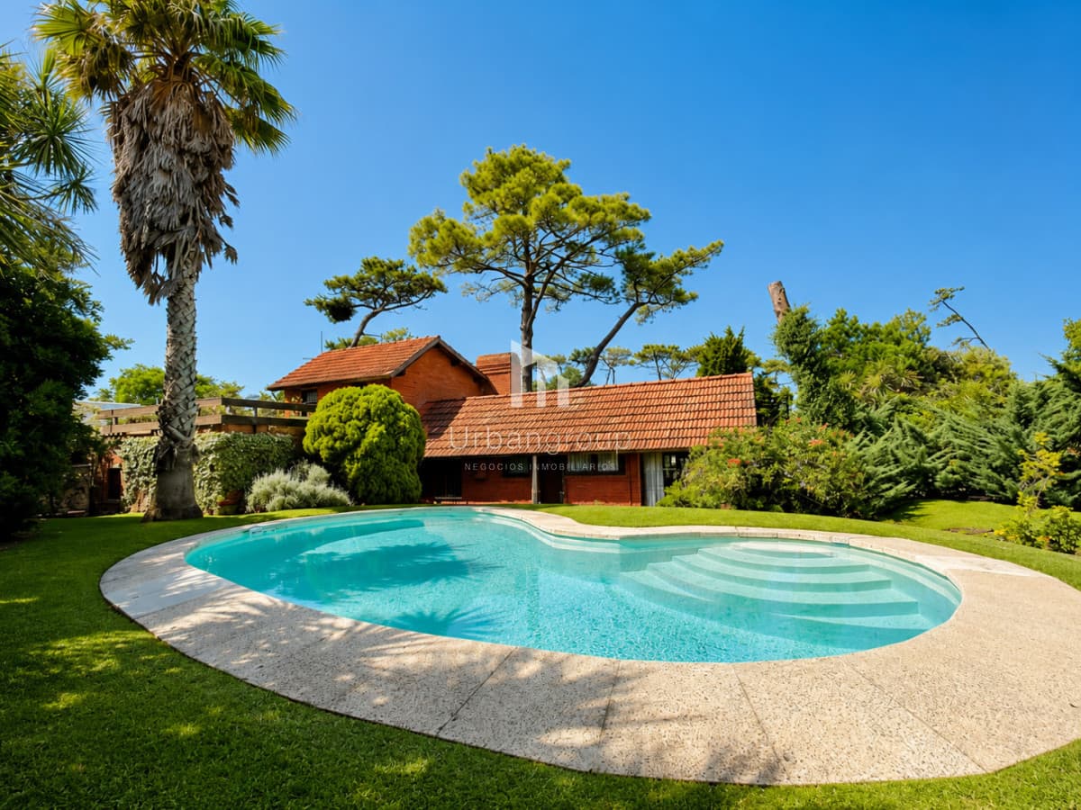 Excelente Casa de 4 Dormitorios en Playa Mansa - Punta del Este