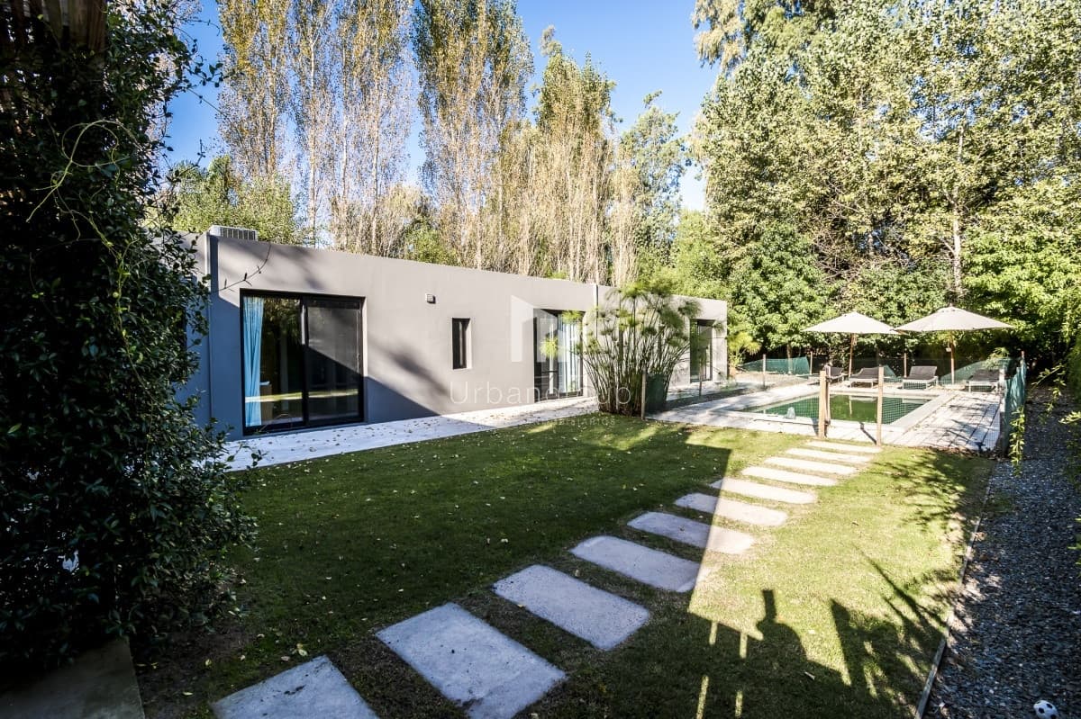 Excelente Casa de 3 Dormitorios en Barrio Privado, La Arbolada - Punta del Este, Venta
