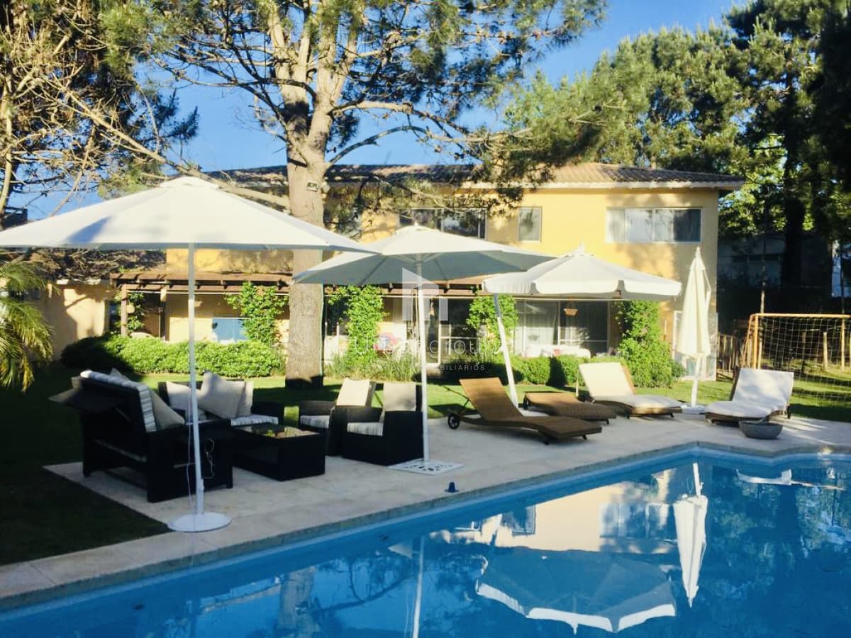 Excelente Casa de 5 Dormitorios en Barrio Privado La Arbolada, Punta del Este