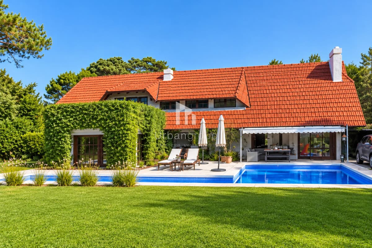 Cómoda Casa de 5 Dormitorios y Piscina Climatizada en Punta del Este