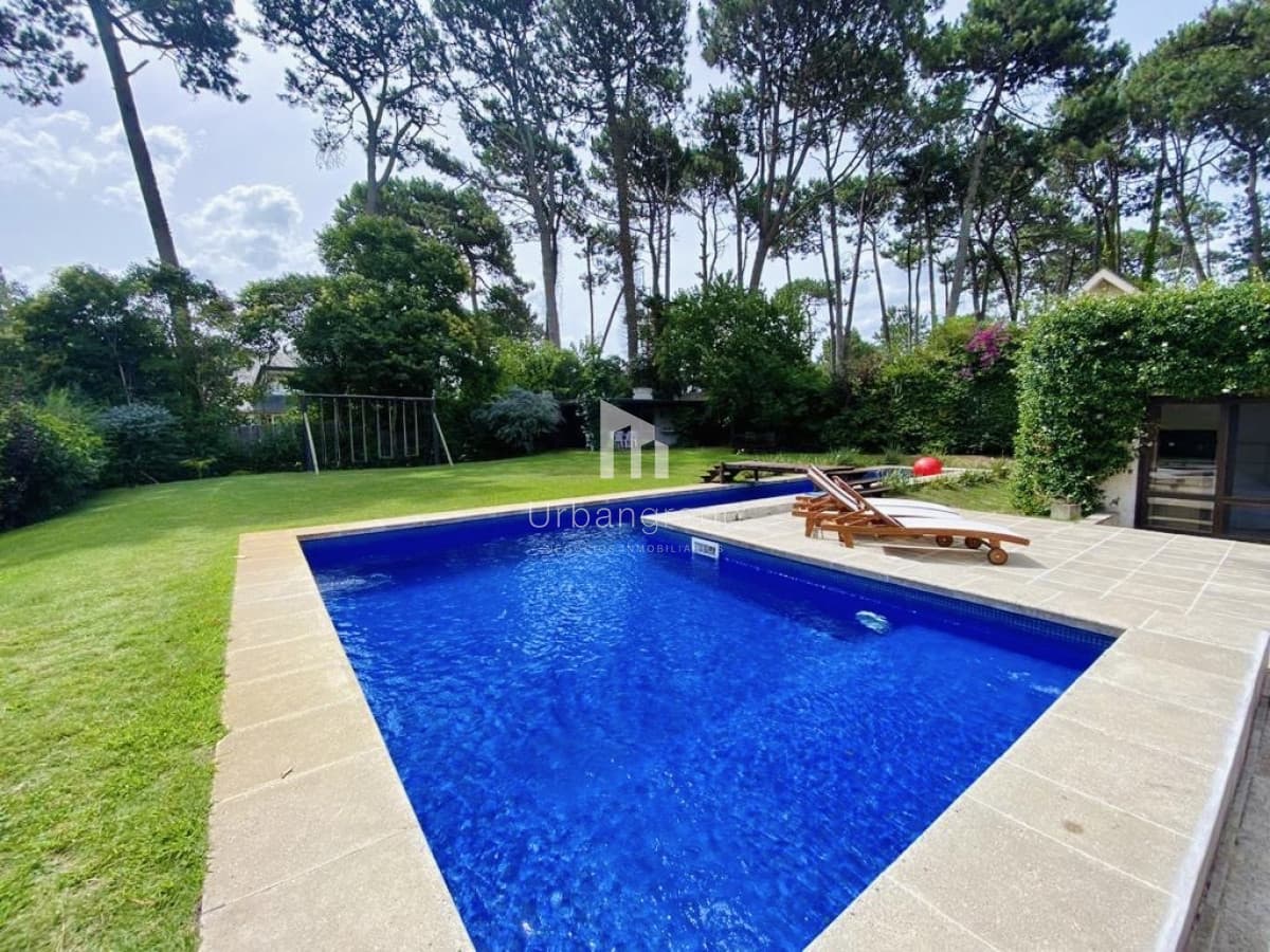 Cómoda Casa de 5 Dormitorios y Piscina Climatizada en Punta del Este