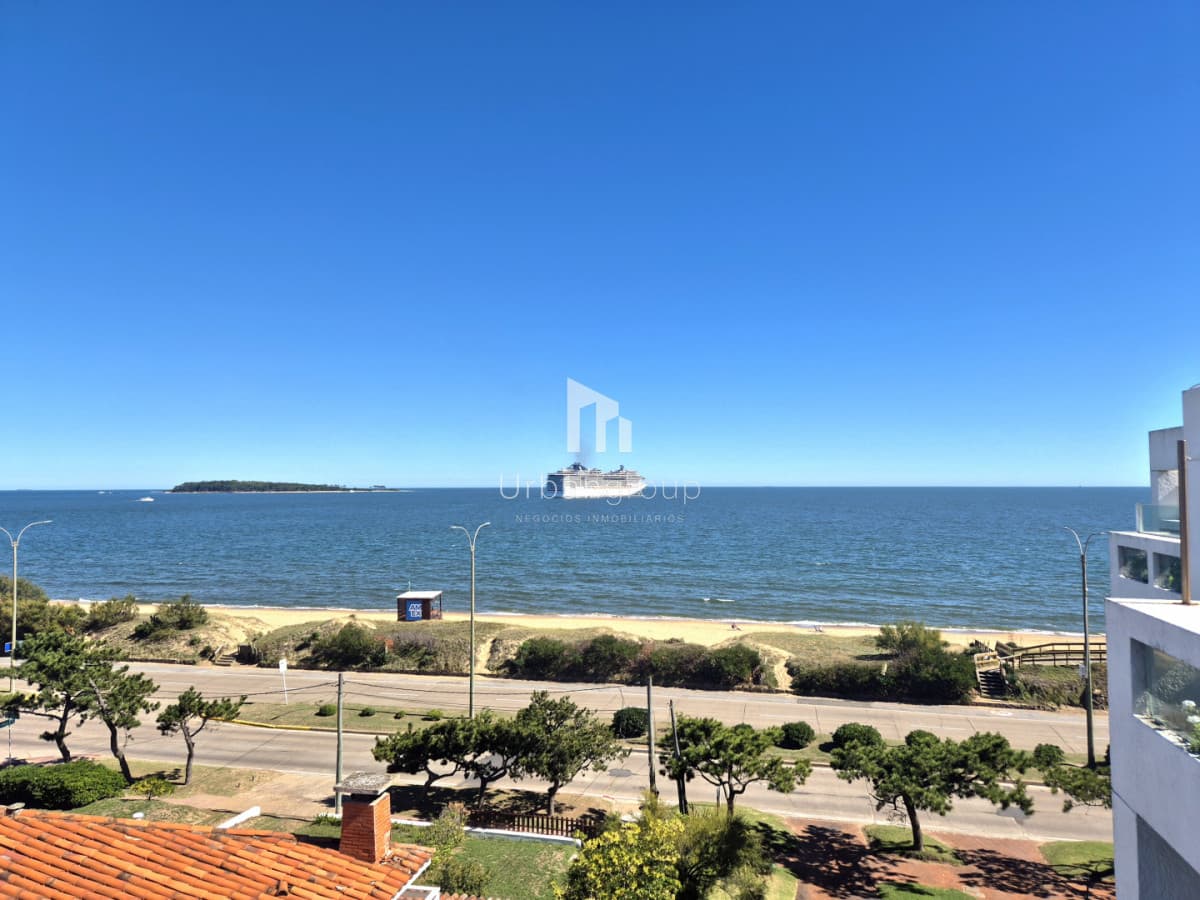 Oportunidad de 2 dormitorios con vista al mar y balcón Primera línea Playa Mansa