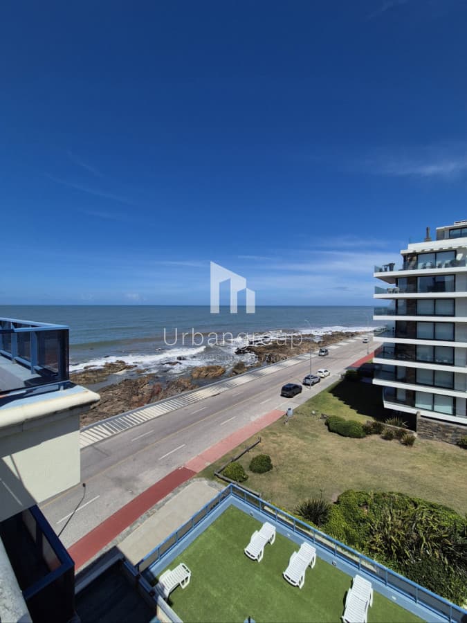 Oportunidad 3 dormitorios + servicio y gran terraza con parrillero propio en Playa Brava Punta del Este