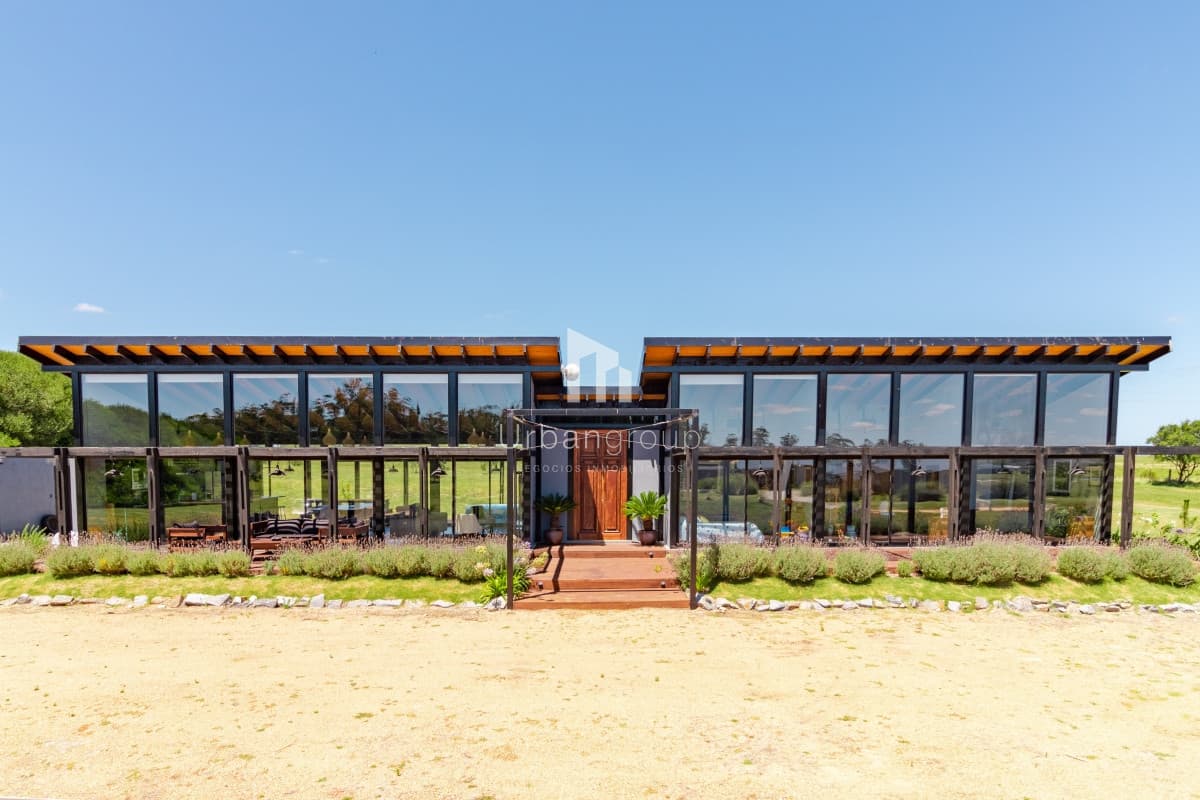 Moderna casa en barrio privado El Quijote en venta