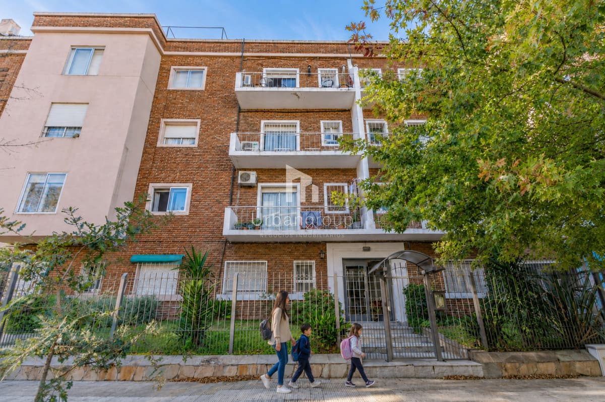 Apartamento en Venta de 2 Dormitorios al frente con balcón en Pocitos