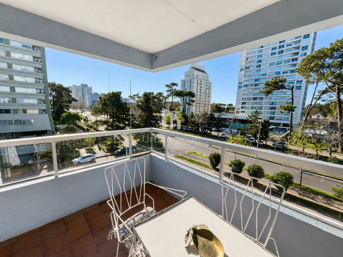 Apartamento esquinero, luminoso y equipado sobre Roosevelt. 2 dormitorios, 2 baños